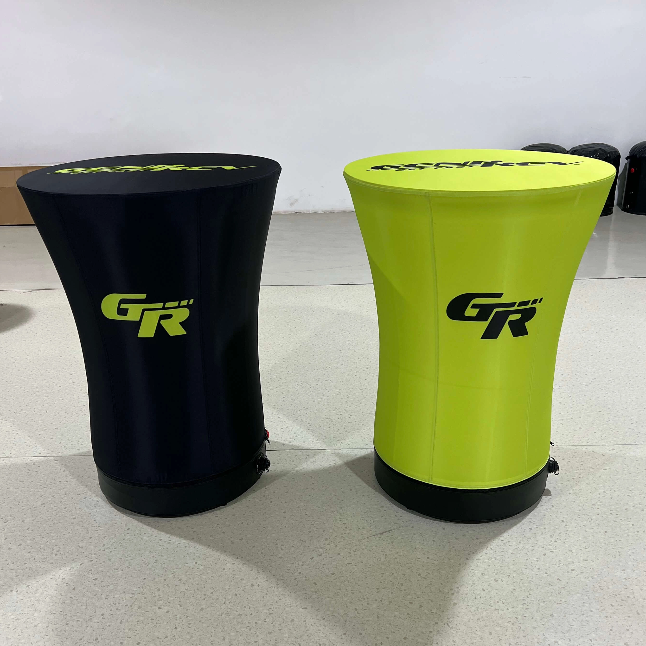 Gebogener Cocktailtisch